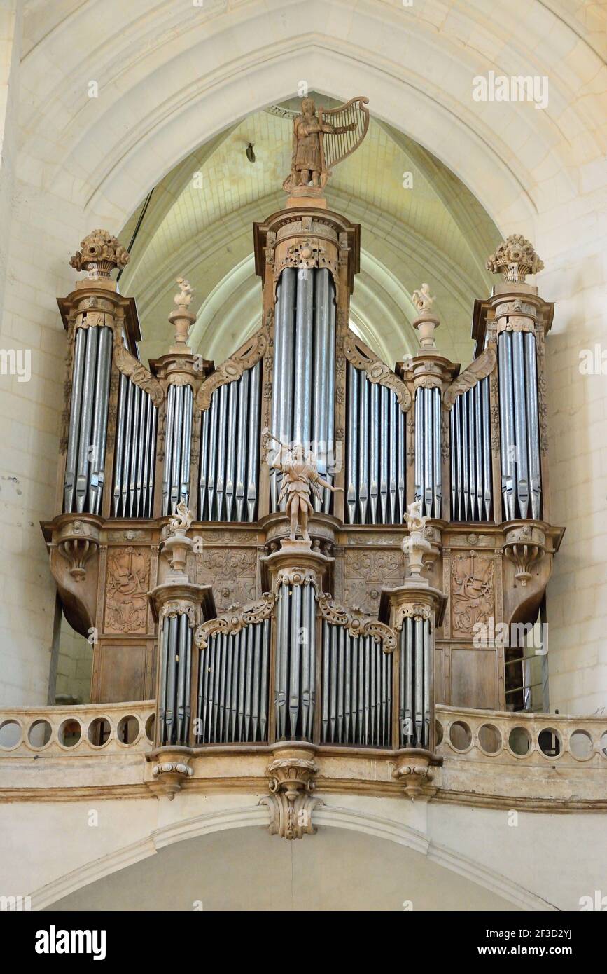 Saintes (centre-ouest de la France) : vue intérieure de la cathédrale Saint-Pierre avec ses organes Banque D'Images