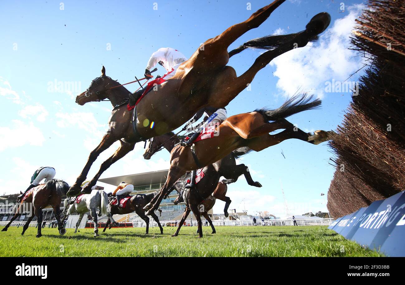 Aye est monté à droite par Richard Johnson saute pendant le premier circuit de l'Ultima handicap Chase (Grade 3) pendant le premier jour du Cheltenham Festival à Cheltenham Racecourse. Date de la photo: Mardi 16 mars 2021. Banque D'Images Aye est monté à droite par Richard Johnson saute pendant le premier circuit de l'Ultima handicap Chase (Grade 3) pendant le premier jour du Cheltenham Festival à Cheltenham Racecourse. Date de la photo: Mardi 16 mars 2021. Banque D'Images