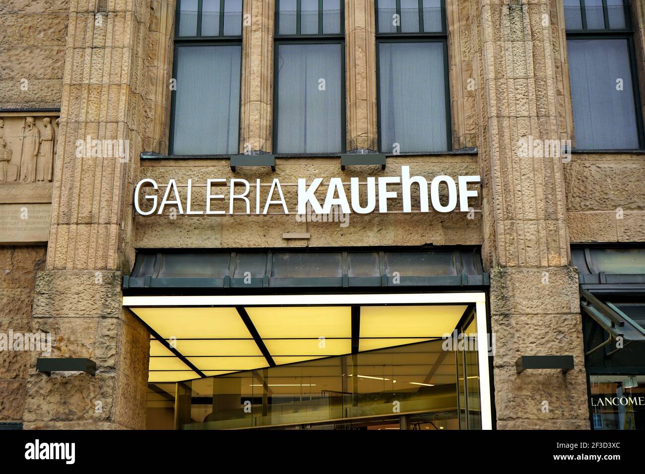 Vue rapprochée de l'entrée de l'epartement magasin 'Galeria Kaufhof' à Königsallee à Düsseldorf. Galeria Kaufhof est une chaîne de grands magasins allemande. Banque D'Images