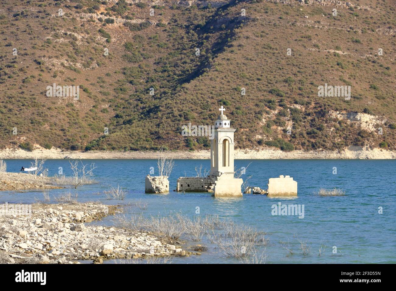 L'église abandonnée de Saint-Nicolas au réservoir de Kouris. Chypre. Banque D'Images