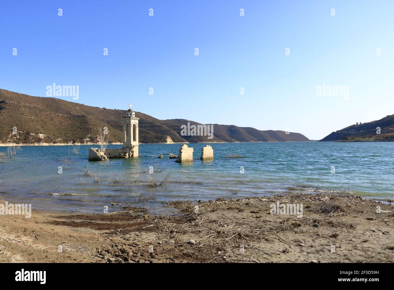 L'église abandonnée de Saint-Nicolas au réservoir de Kouris. Chypre. Banque D'Images