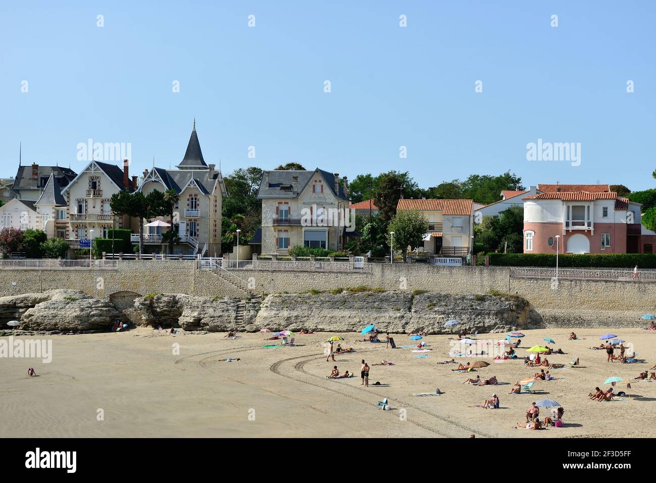 Royan (centre-ouest de la France) : immobilier, propriétés, demeures et villas au bord de l'eau, en face de la plage de Pontaillac Banque D'Images