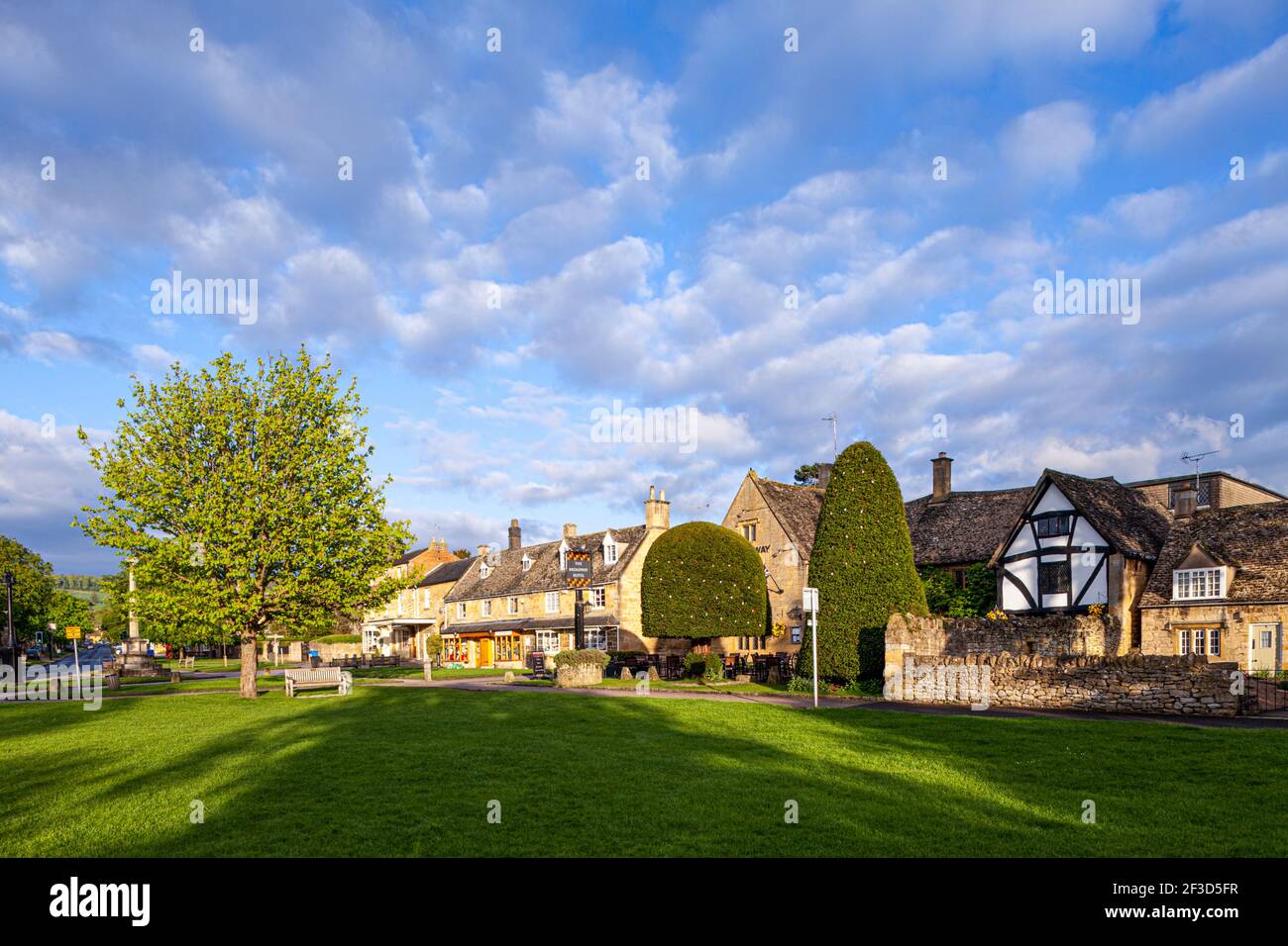 Lumière du soir dans le village Cotswold de Broadway, Worcestershire UK Banque D'Images