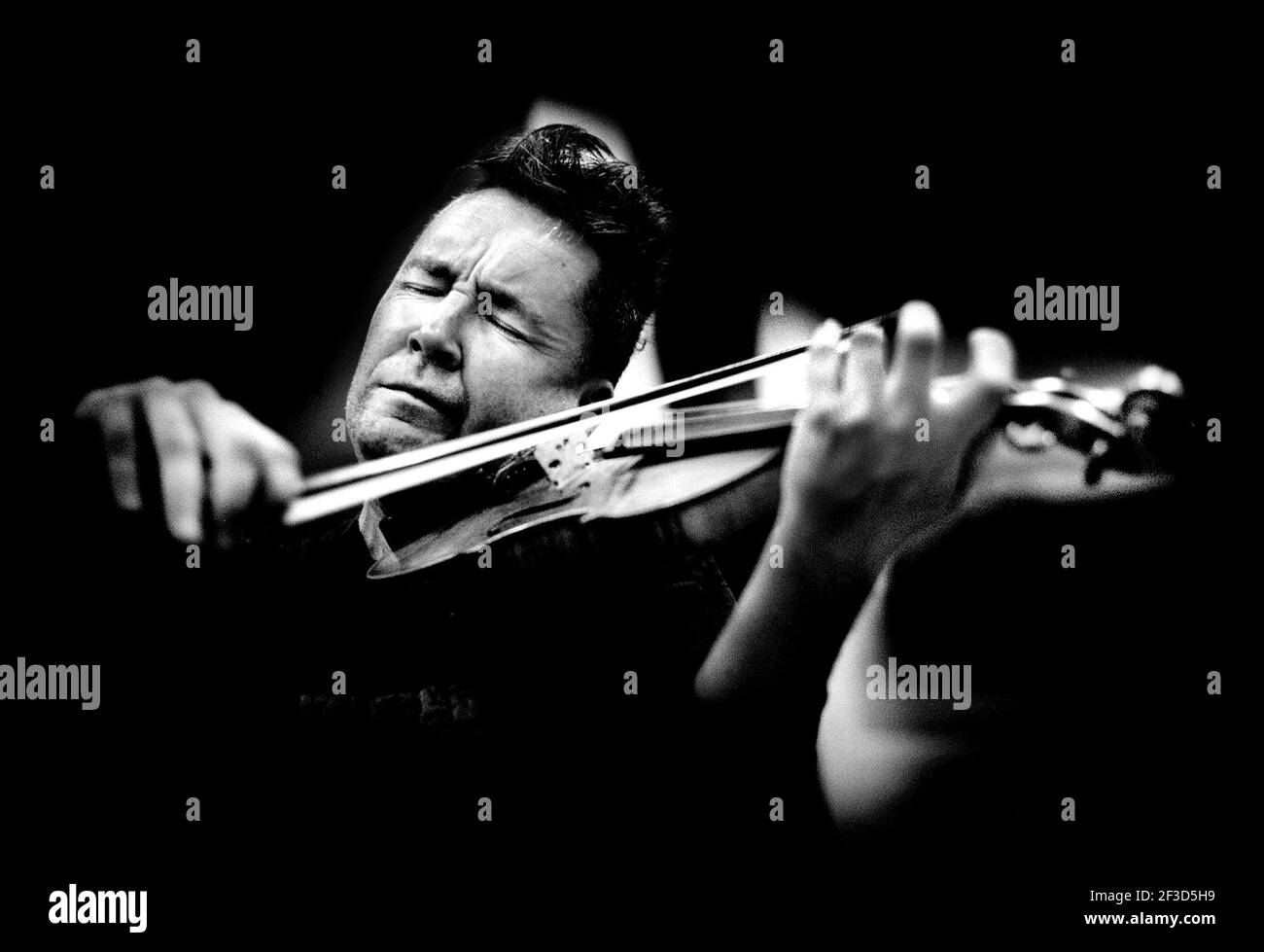 NIGEL KENNEDY RÉPÈTE AVEC L'ORCHESTRE DE CHAMBRE DE LONDRES UNE REPRÉSENTATION AU ROYAL FESTIVAL HALL. Banque D'Images