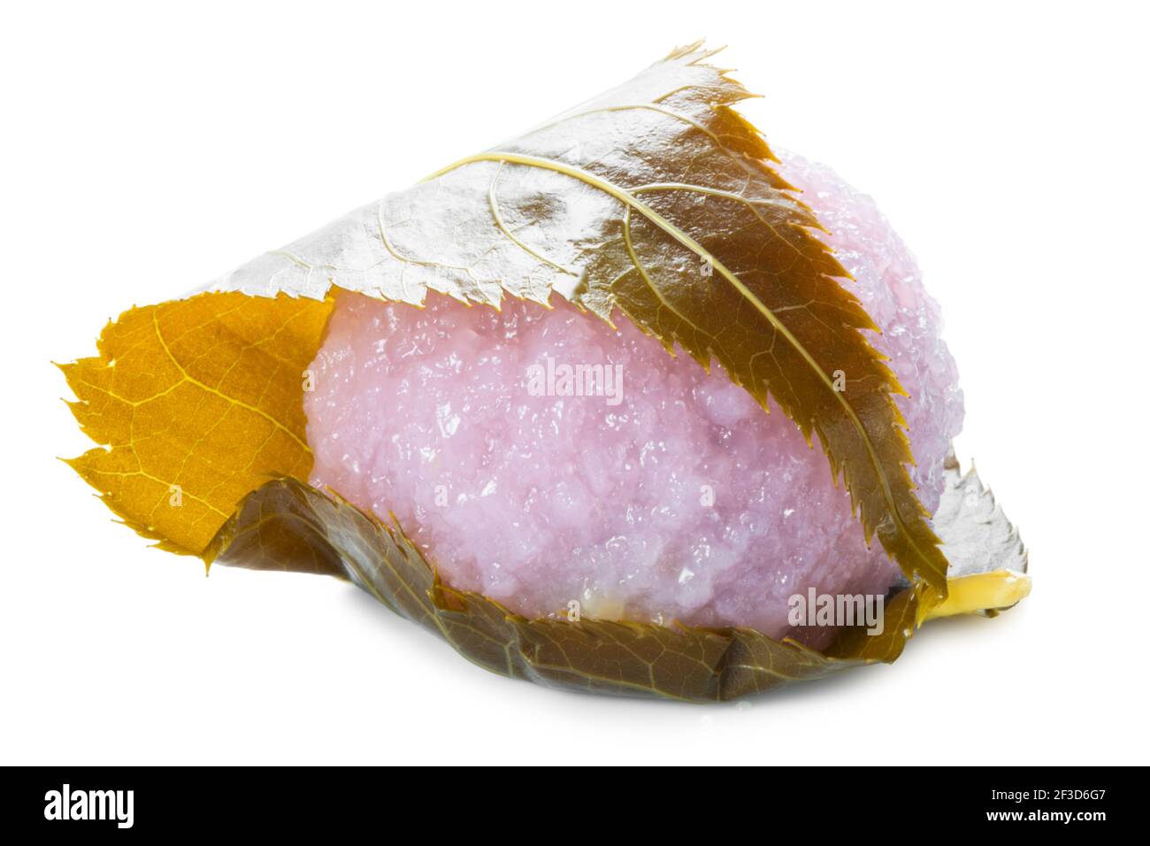 Dessert japonais traditionnel sakura mochi fait de riz rose avec pâte de haricots enveloppée dans une feuille de cerise salée Banque D'Images