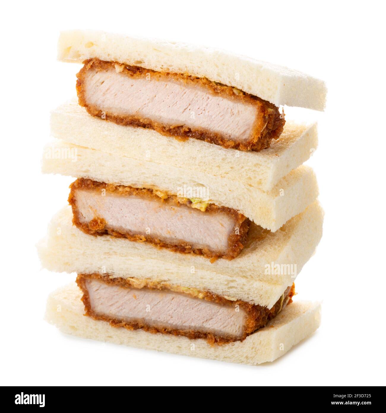 Sandwich japonais Katsu Sando avec pané de porc, chou et sauce tonkatsu, nourriture traditionnelle japonaise isolée sur blanc Banque D'Images