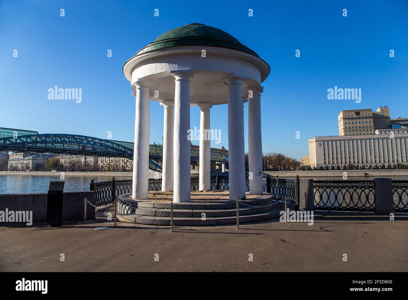 La rotonde sur le remblai de Pouchkinskaya dans le parc Gorky à Moscou, en Russie (l'architecte M. F. Kazakov construit au début du XIXe siècle) Banque D'Images