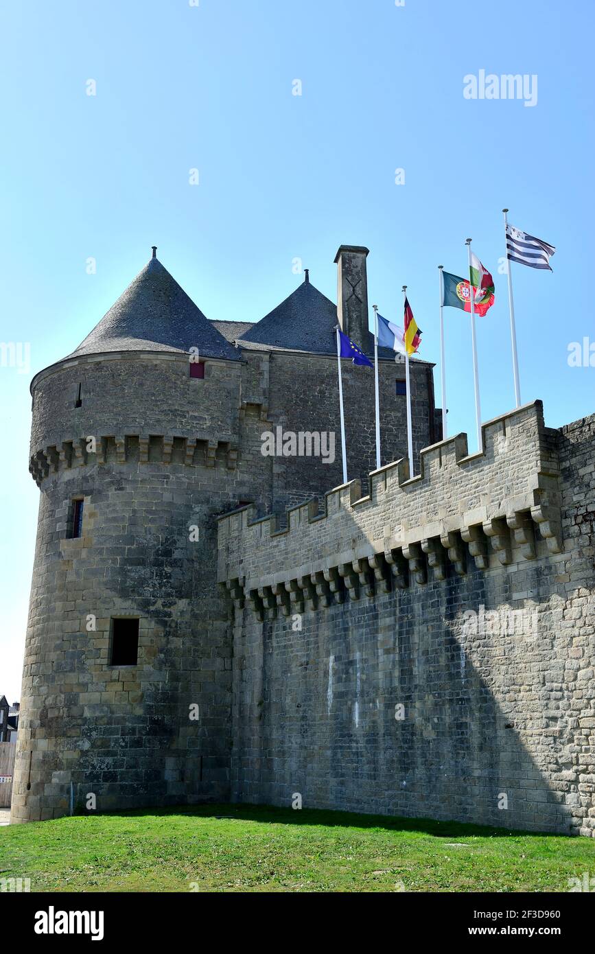 Guérande (nord-ouest de la France) : remparts de la vieille ville avec la porte de Saint-Michel Banque D'Images