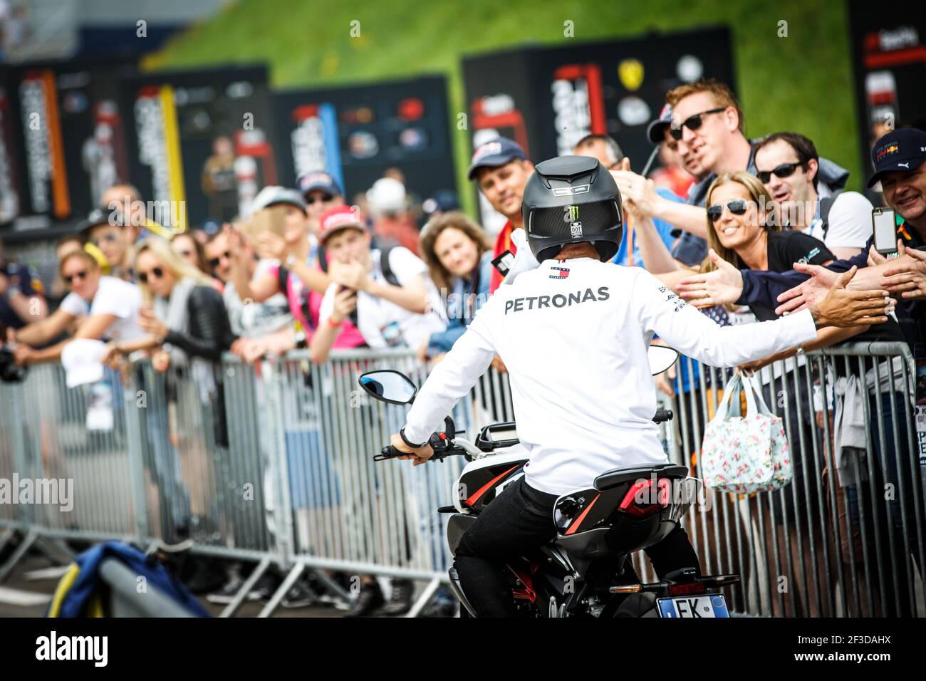 HAMILTON Lewis (gbr), Mercedes AMG F1 Petronas GP W09 Hybrid EQ Power+, à bord de son MV Agusta vélo, moto, spectateurs, fans pendant le Championnat du monde de Formule 1 2018, Grand Prix d'Autriche du 28 juin au 1er juillet, à Spielberg, Autriche - photo Antonin Vincent / DPPI Banque D'Images