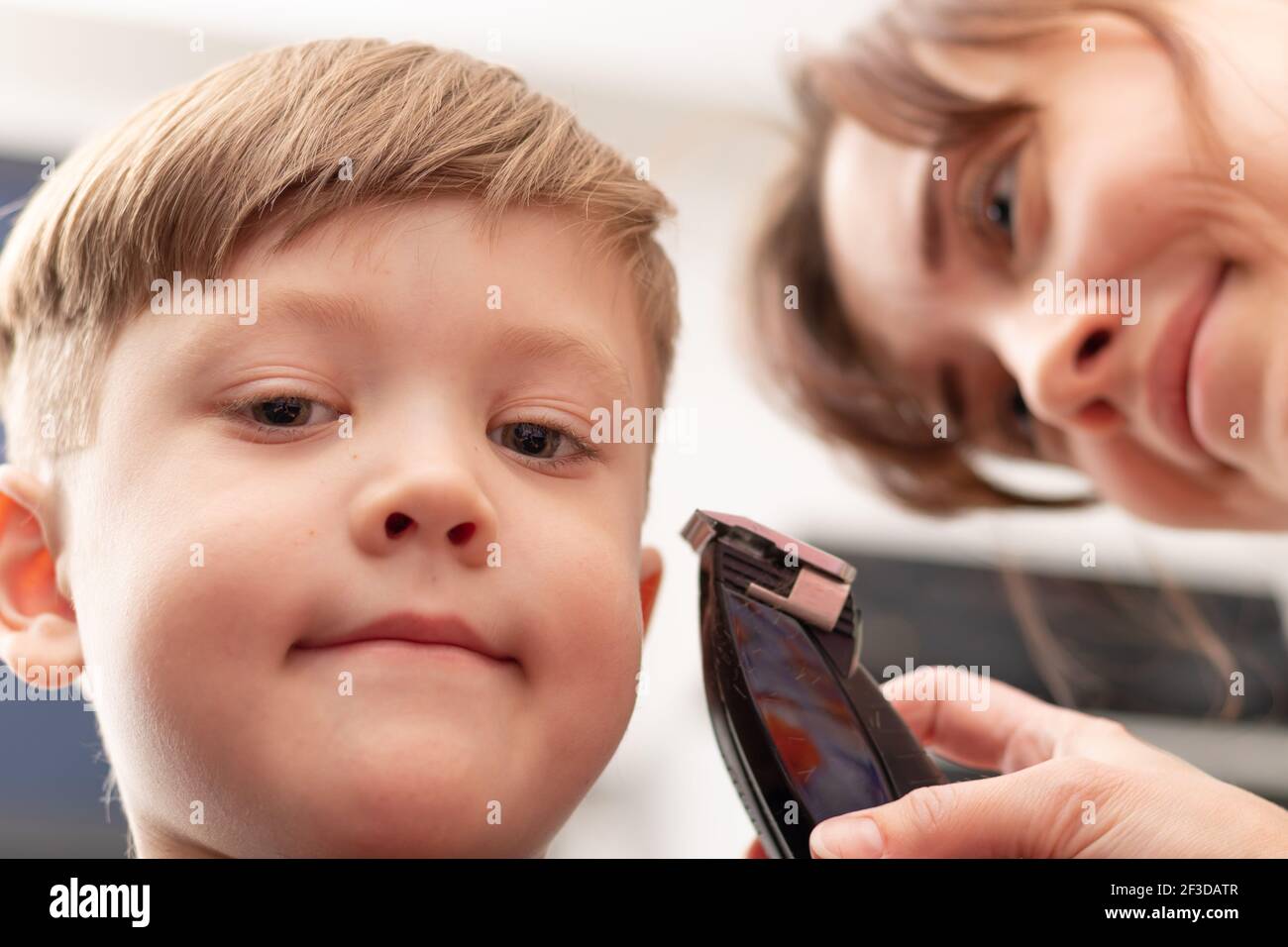 Jeune Maman Coiffeur Coupe Son Bebe Garcon A La Maison Avec Une Tondeuse A Cheveux Pendant La Quarantaine Foyer Selectif Portrait Photo Stock Alamy Jeune Maman Coiffeur Coupe Son Bebe Garcon A La Maison Avec Une Tondeuse A Cheveux Pendant La Quarantaine Foyer Selectif Portrait Photo Stock Alamy