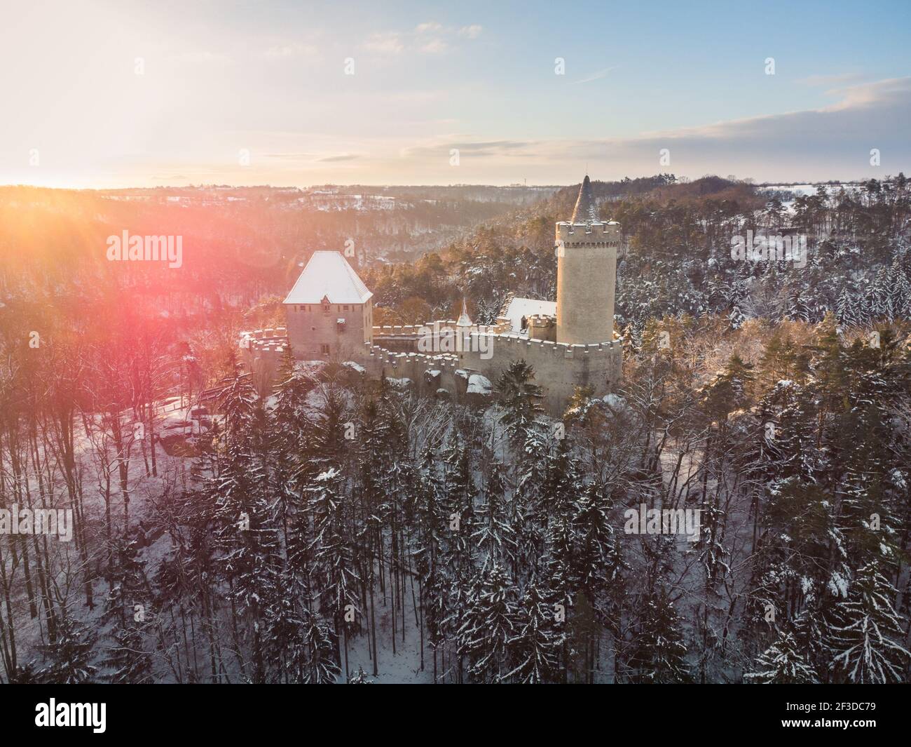 Vue aérienne du château médiéval de Kokorin en hiver au lever du soleil. Parc national de Kokorinsko à proximité de Prague en République tchèque. Europe centrale. Banque D'Images