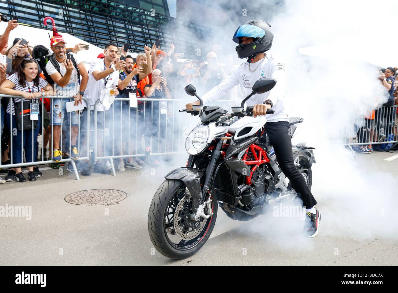 HAMILTON Lewis (gbr), Mercedes AMG F1 Petronas GP W09 Hybrid EQ Power+, faire brûler avec sa moto, moto, MV Agusta spectateurs, fans pendant le Championnat du monde de Formule 1 2018, Grand Prix d'Autriche du 28 juin au 1er juillet , à Spielberg, Autriche - photo DPPI Banque D'Images