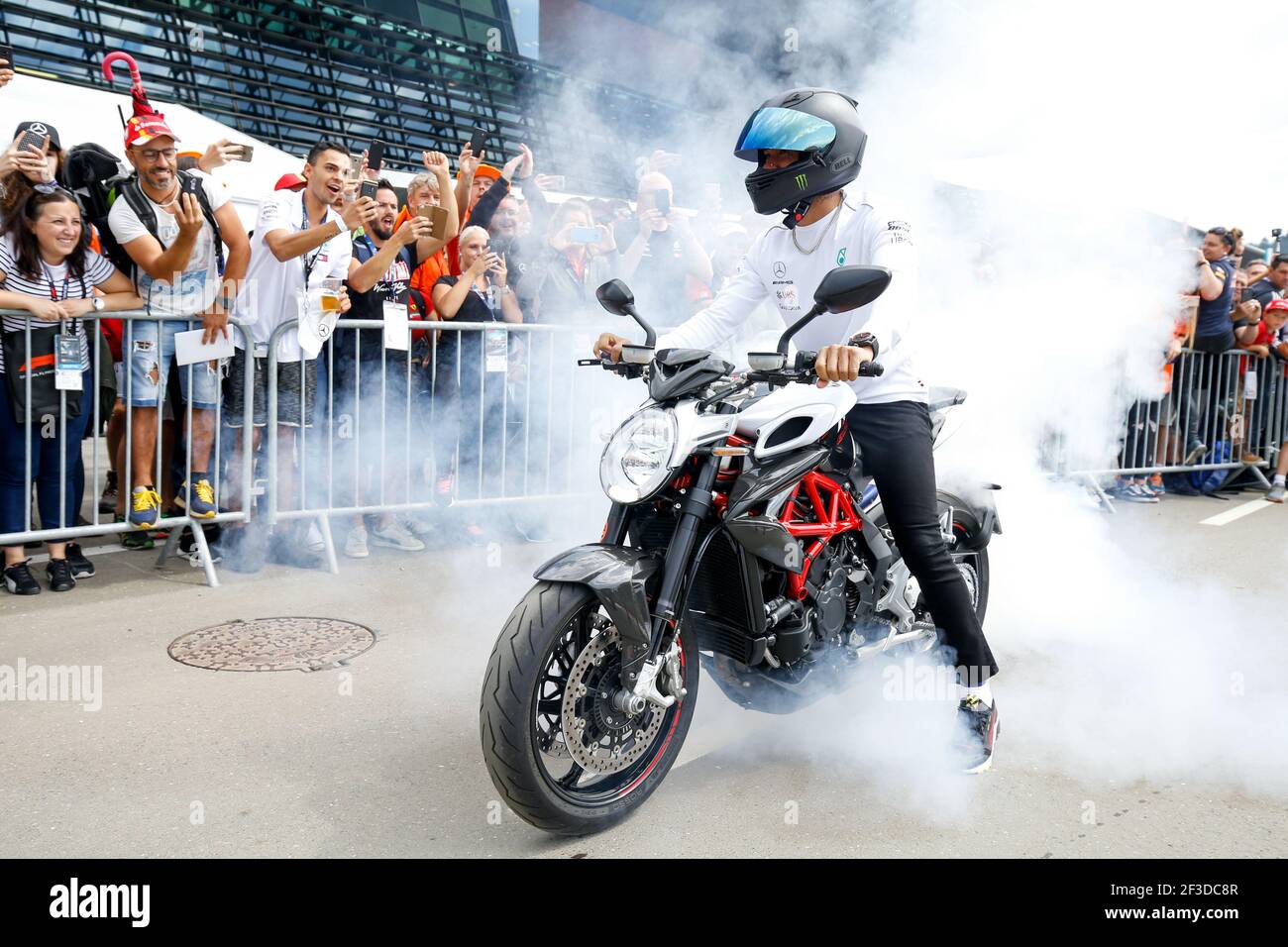 HAMILTON Lewis (gbr), Mercedes AMG F1 Petronas GP W09 Hybrid EQ Power+, faire brûler avec sa moto, moto, MV Agusta spectateurs, fans pendant le Championnat du monde de Formule 1 2018, Grand Prix d'Autriche du 28 juin au 1er juillet , à Spielberg, Autriche - photo DPPI Banque D'Images
