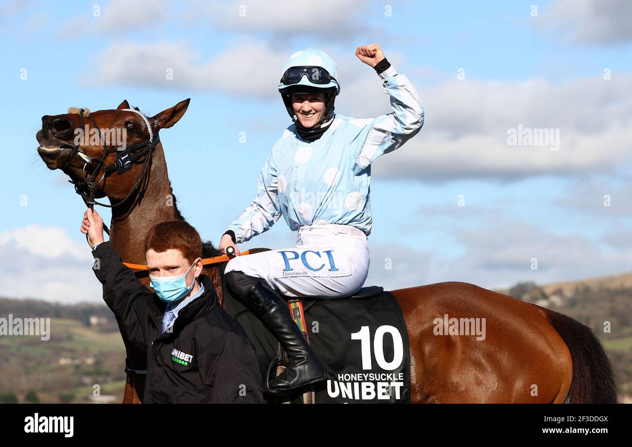 Rachael Blackmore à bord Honeysuckle célèbre après la victoire dans le champion Unibet Hurdle Challenge Trophy (Grade 1) pendant la première journée du Cheltenham Festival à l'hippodrome de Cheltenham. Date de la photo: Mardi 16 mars 2021. Banque D'Images Rachael Blackmore à bord Honeysuckle célèbre après la victoire dans le champion Unibet Hurdle Challenge Trophy (Grade 1) pendant la première journée du Cheltenham Festival à l'hippodrome de Cheltenham. Date de la photo: Mardi 16 mars 2021. Banque D'Images