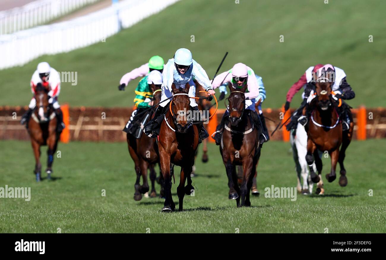 Honeysuckle criblé par Rachael Blackmore se dirige vers le haut de la maison tout droit sur le chemin de gagner le champion Unibet Hurdle Challenge Trophy (Grade 1) pendant la première journée du Cheltenham Festival à Cheltenham Racecourse. Date de la photo: Mardi 16 mars 2021. Banque D'Images