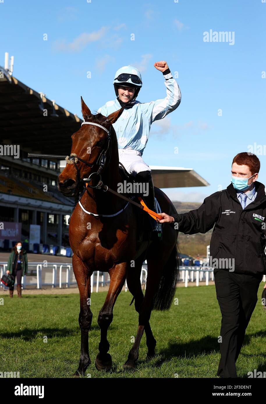 Rachael Blackmore à bord Honeysuckle célèbre après la victoire dans le champion Unibet Hurdle Challenge Trophy (Grade 1) pendant la première journée du Cheltenham Festival à l'hippodrome de Cheltenham. Date de la photo: Mardi 16 mars 2021. Banque D'Images Rachael Blackmore à bord Honeysuckle célèbre après la victoire dans le champion Unibet Hurdle Challenge Trophy (Grade 1) pendant la première journée du Cheltenham Festival à l'hippodrome de Cheltenham. Date de la photo: Mardi 16 mars 2021. Banque D'Images