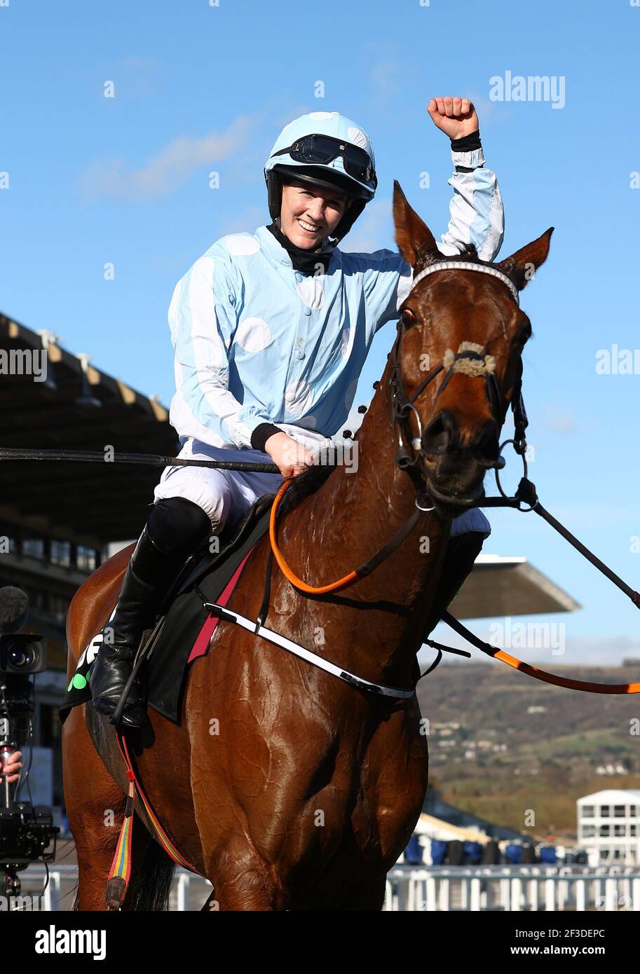 Rachael Blackmore à bord Honeysuckle célèbre après la victoire dans le champion Unibet Hurdle Challenge Trophy (Grade 1) pendant la première journée du Cheltenham Festival à l'hippodrome de Cheltenham. Date de la photo: Mardi 16 mars 2021. Banque D'Images Rachael Blackmore à bord Honeysuckle célèbre après la victoire dans le champion Unibet Hurdle Challenge Trophy (Grade 1) pendant la première journée du Cheltenham Festival à l'hippodrome de Cheltenham. Date de la photo: Mardi 16 mars 2021. Banque D'Images