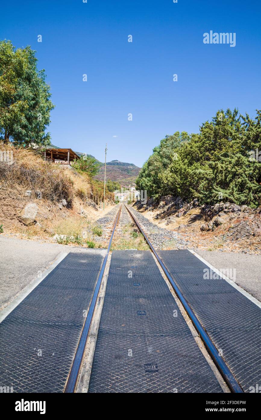 des pistes de train vides se détracent sur la distance Banque D'Images