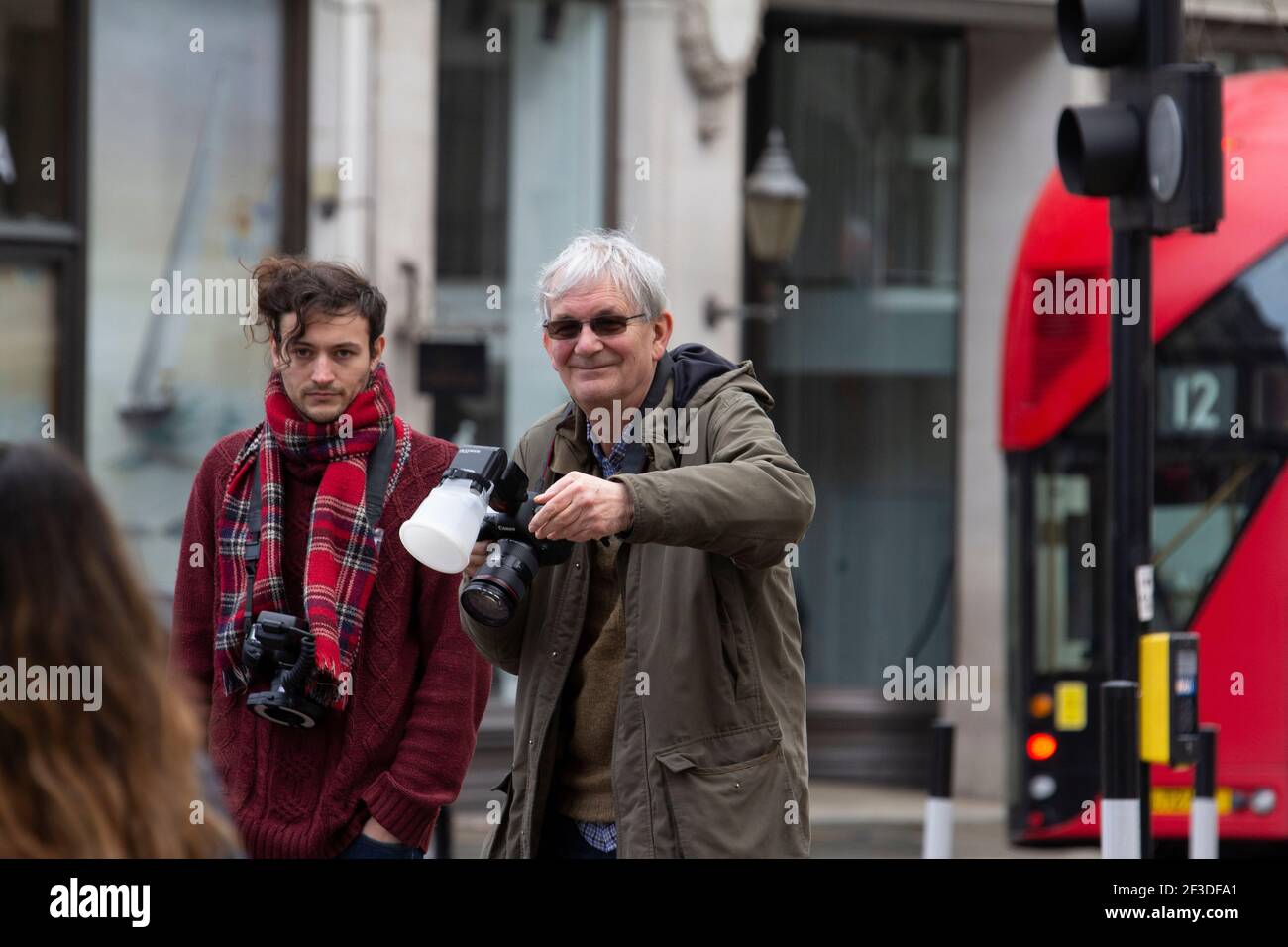 Martin Parr photographe travaillant à Oxford Street Londres, Martin Parr est photographe documentaire britannique et photojournaliste Banque D'Images