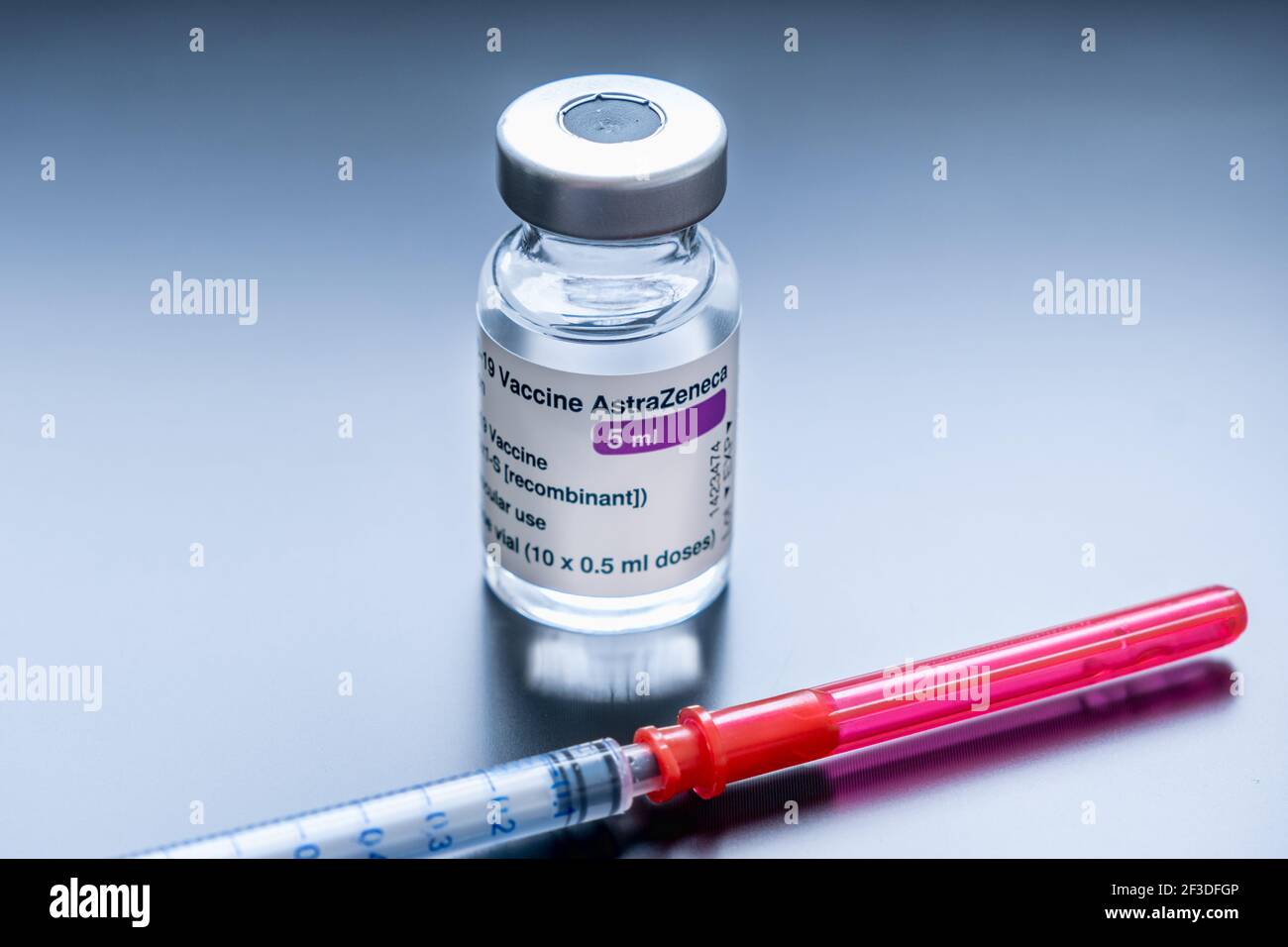 Montréal, CA - 16 mars 2021 : flacon du vaccin AstraZeneca Covid-19 Banque D'Images