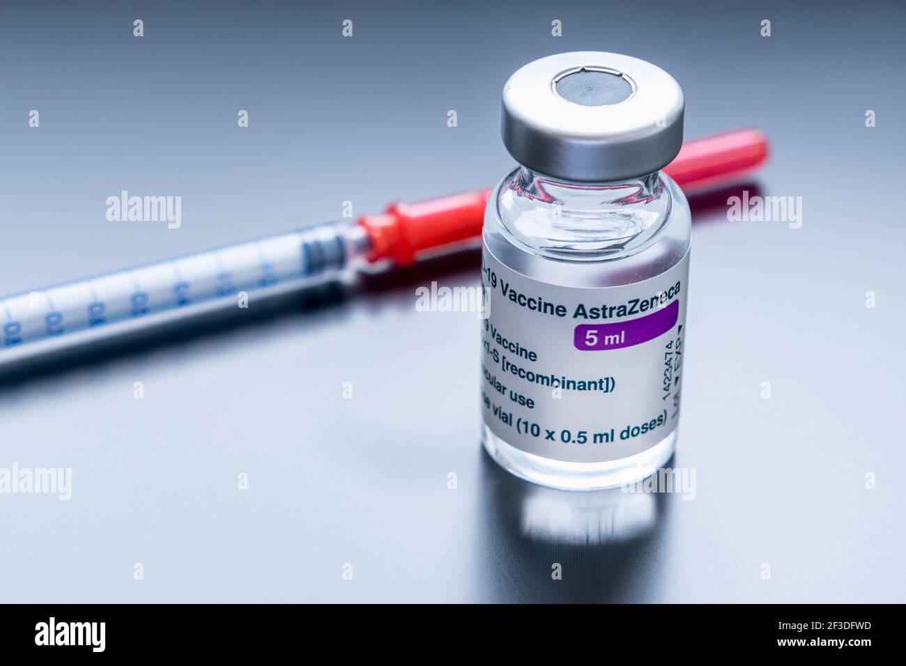 Montréal, CA - 16 mars 2021 : flacon du vaccin AstraZeneca Covid-19 Banque D'Images