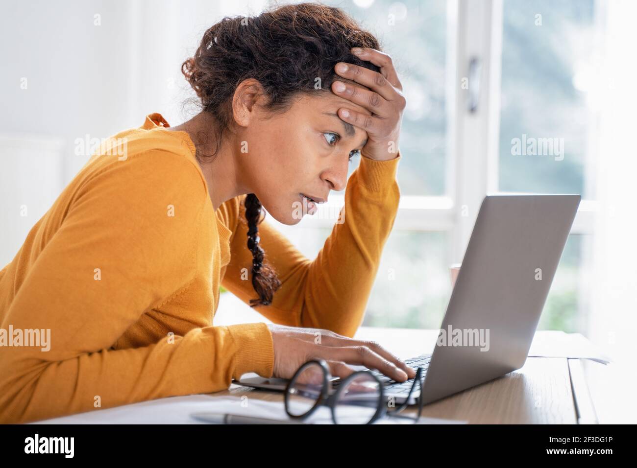 La femme noire s'inquiétait de lire de mauvaises nouvelles sur Internet Banque D'Images