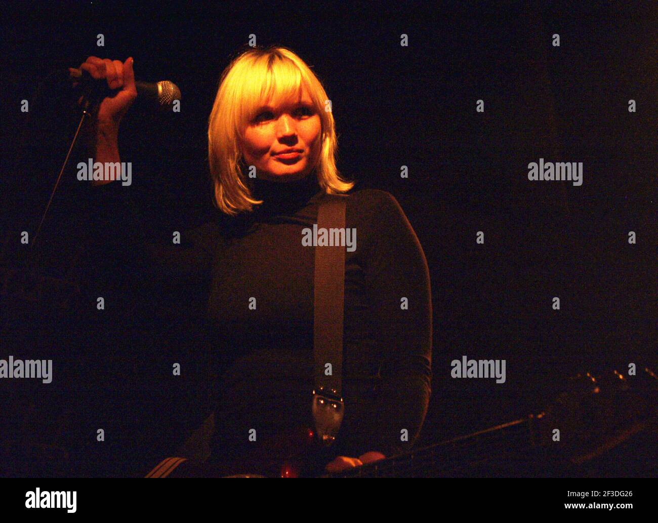 15 MARS : Sharin Foo des Raveonettes se produit lors de la tournée d'avertissement préalable au salon Echo d'Atlanta, en Géorgie, le 15 mars 2003. CRÉDIT: Chris McKay / MediaPunch Banque D'Images