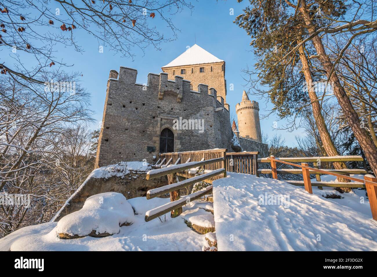 Château médiéval de Kokorin en hiver au lever du soleil. Parc national de Kokorinsko à proximité de Prague en République tchèque. Europe centrale. Banque D'Images