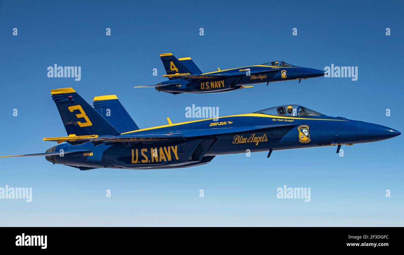 Les U.S. Navy Blue Angels pilotant des avions de chasse F/A-18 Super Hornet, en formation alors qu'ils se préparent à se ravitailler au-dessus du Texas lors de leur repositionnement à leur base d'origine à la base aérienne navale de Pensacola le 14 mars 2021 au-dessus du Texas. Banque D'Images