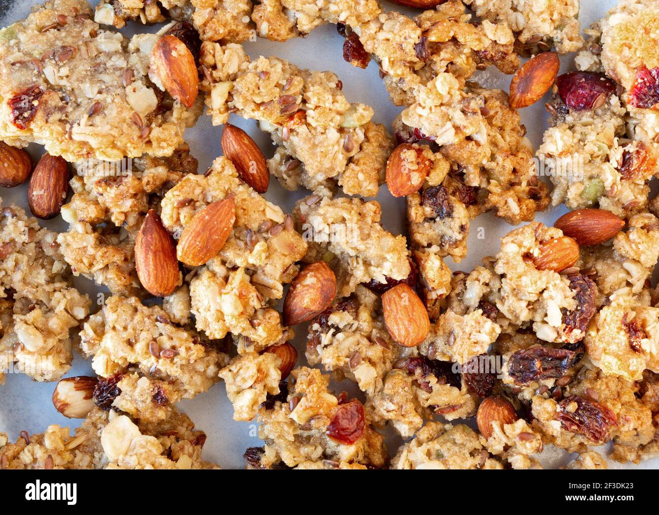 Vue rapprochée du granola de grains entiers avec fruits et noix sur une assiette. Banque D'Images