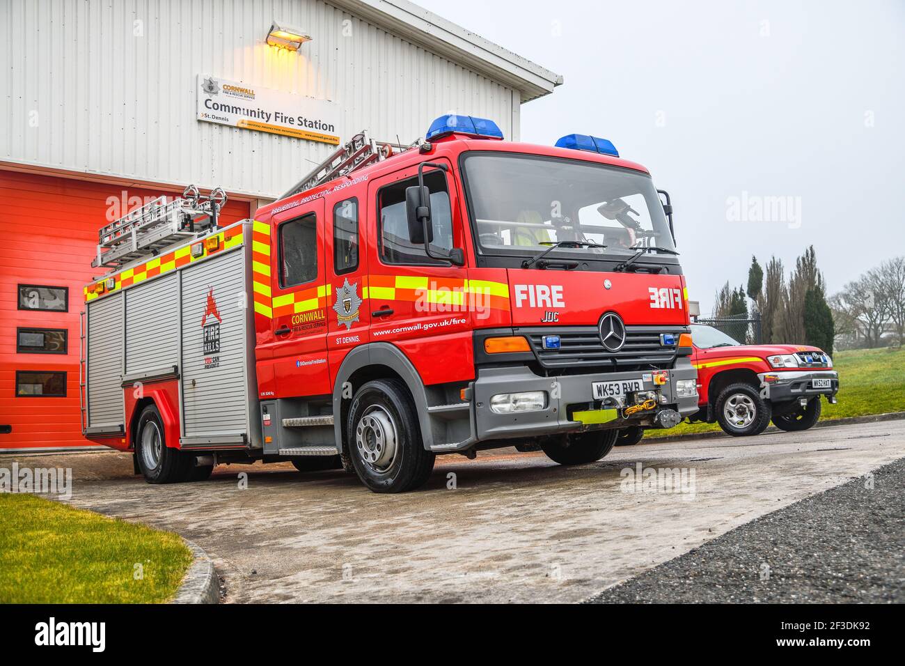 La caserne de pompiers de St Dennis est gérée par des pompiers de garde. L'image montre le plus grand appareil d'incendie Mercedes. Banque D'Images