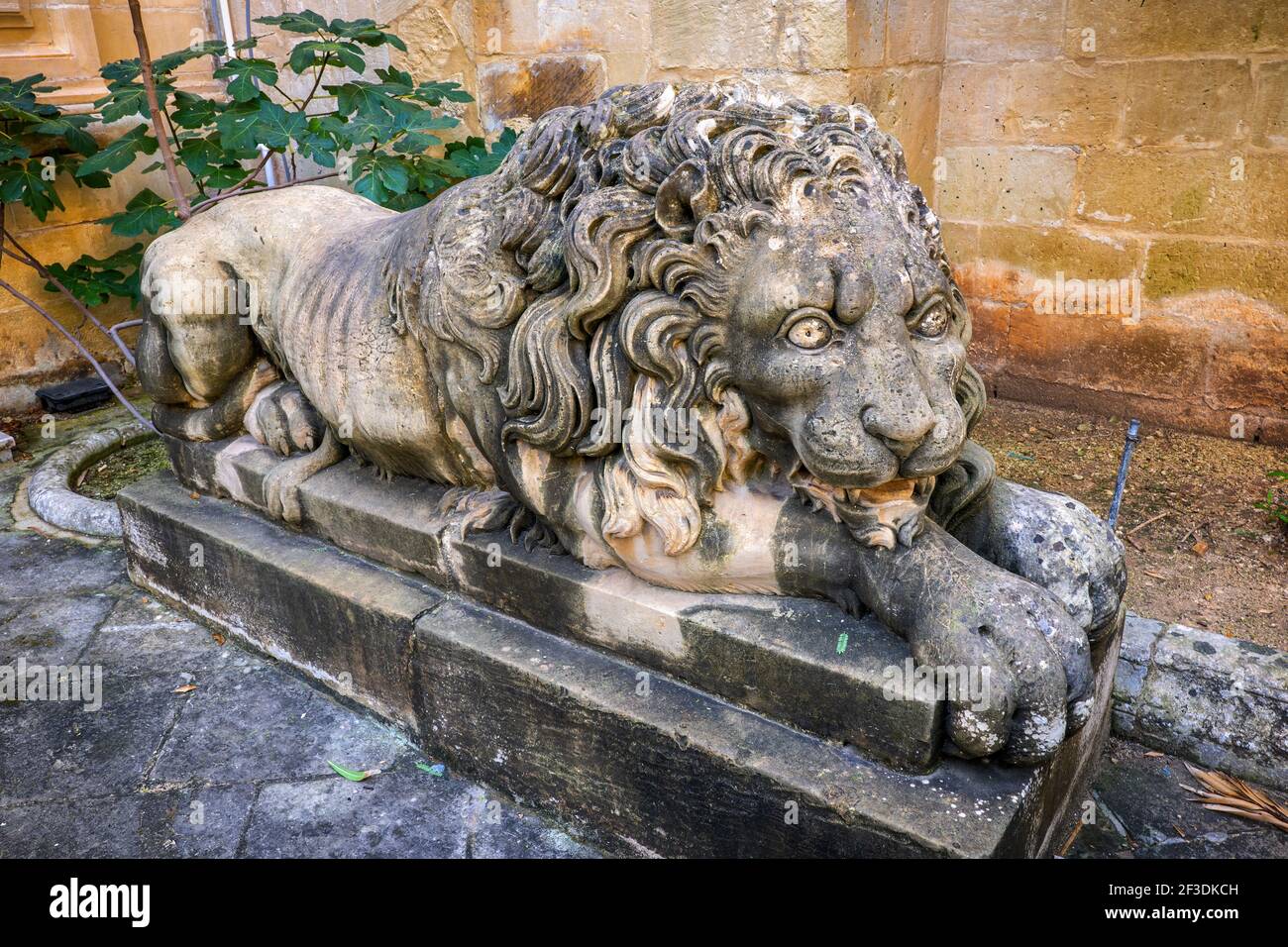 Sculpture sur le lion dans la cour du Prince Alfred du Palais des Grands maîtres à la Valette, Malte Banque D'Images