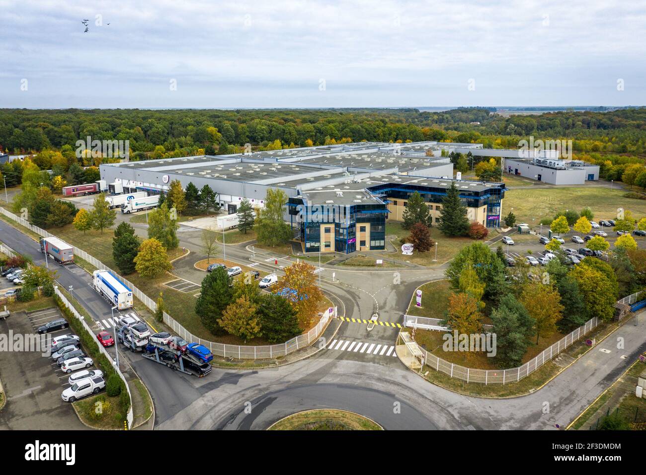 Vue aérienne de l'entrée du site de la société Daco Bello dans le parc logistique d'Ablis, France. Industrie, transport et logistique. Banque D'Images
