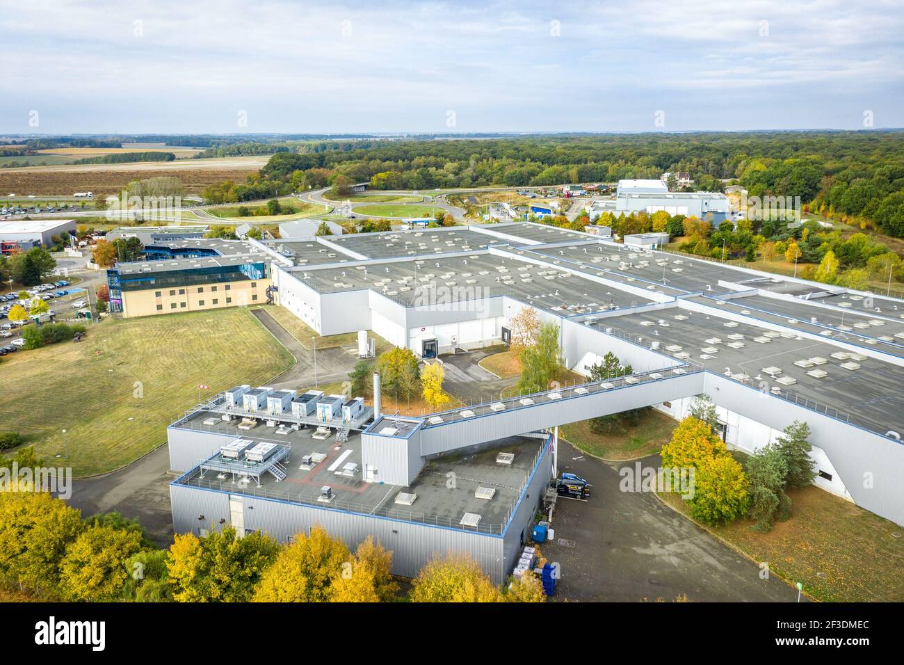 Vue sur un drone dans un hall d'entrepôt moderne dans une zone industrielle. Deux bâtiments reliés à un pont. Industrie, transport et logistique. Banque D'Images