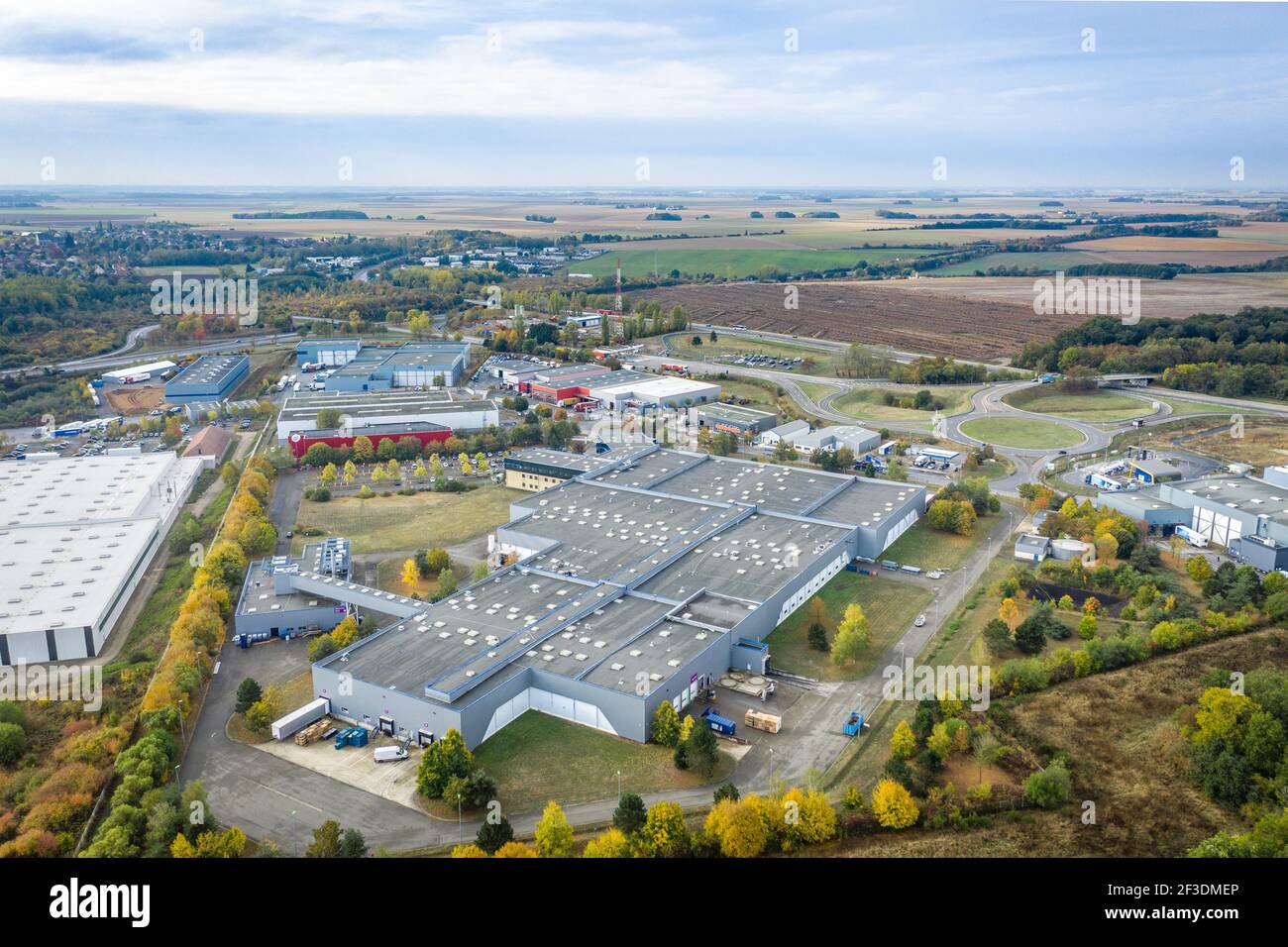 Vue en grand angle des bâtiments plats dans la zone logistique située près de l'autoroute. Industrie, transport et logistique. Banque D'Images