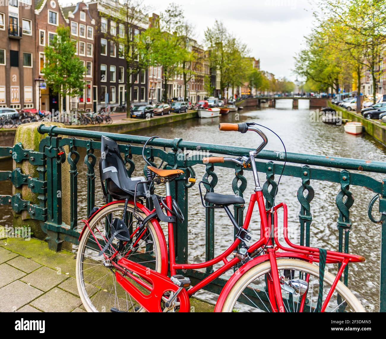 Vélo rouge sur un pont à Amsterdam en Hollande Pays-Bas Banque D'Images