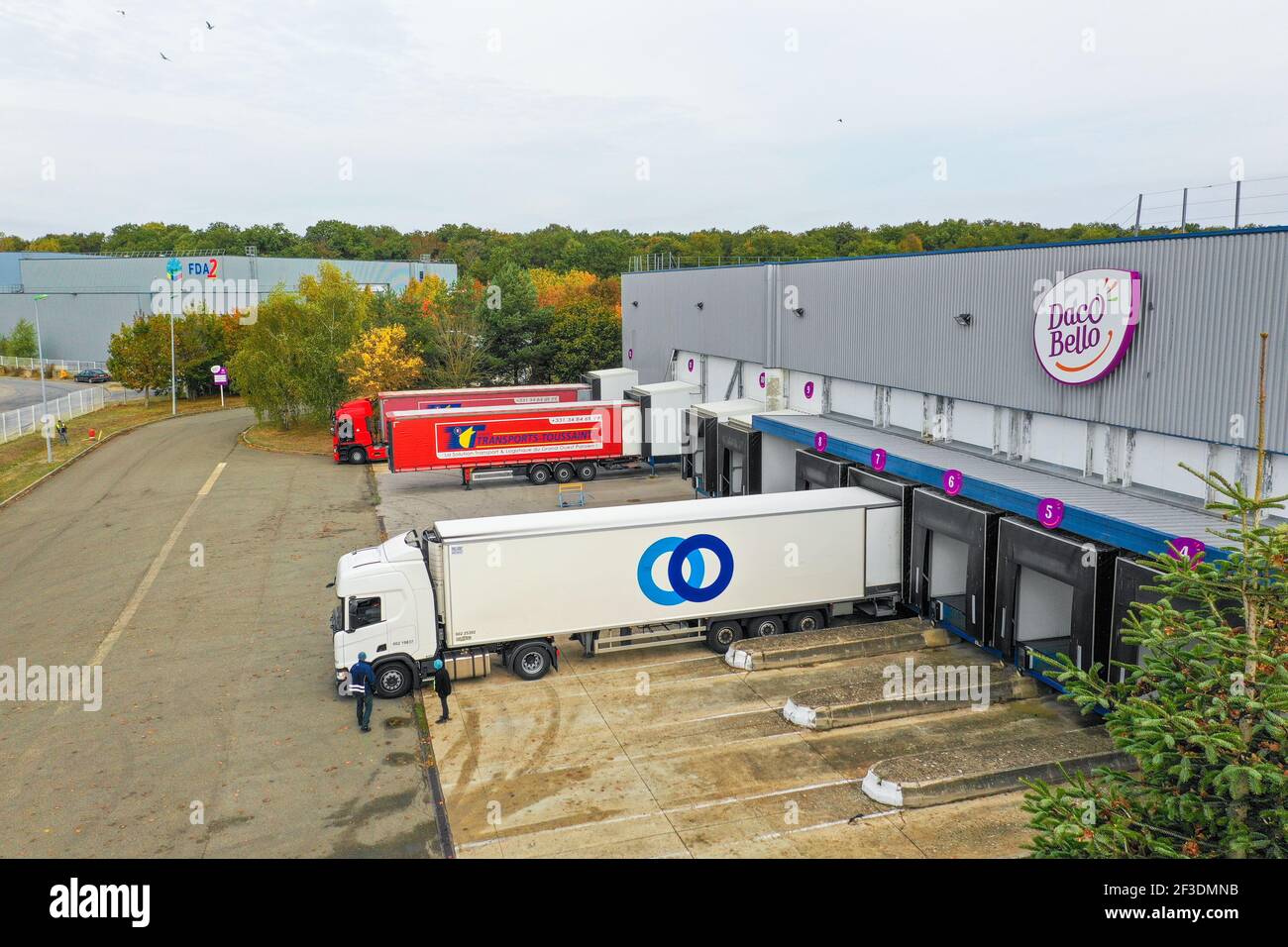 Camion avec remorque debout à la baie de chargement dans la zone logistique. Distribution de marchandises. Industrie, transport et logistique. Banque D'Images