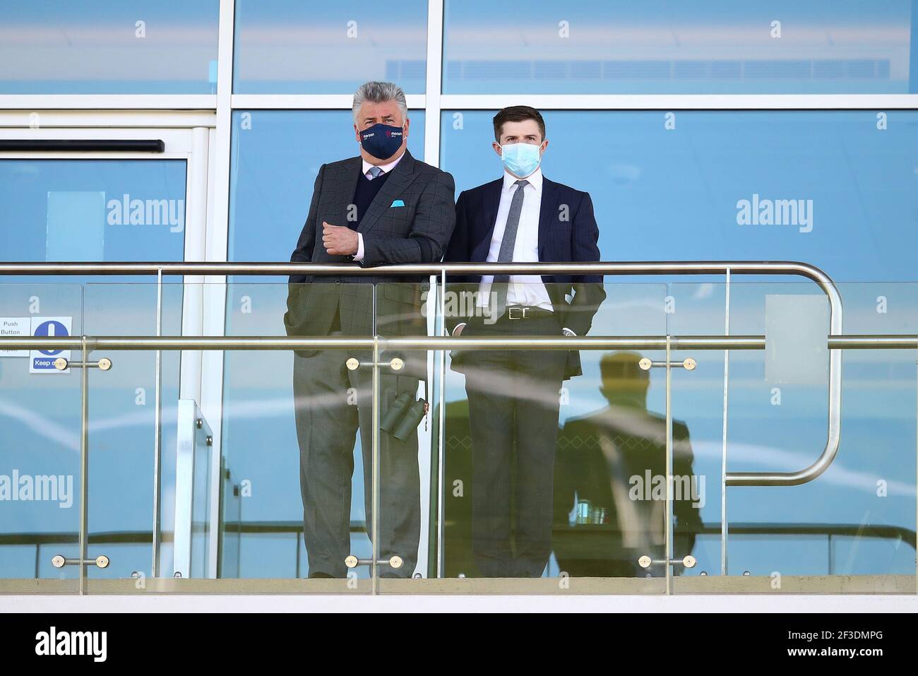 L'entraîneur Paul Nicholls (à gauche) observe à côté de l'assistant Harry Derham pendant l'obstacle des Frères Mares (Grade 1) pendant la première journée du Festival Cheltenham à l'hippodrome de Cheltenham. Date de la photo: Mardi 16 mars 2021. Banque D'Images L'entraîneur Paul Nicholls (à gauche) observe à côté de l'assistant Harry Derham pendant l'obstacle des Frères Mares (Grade 1) pendant la première journée du Festival Cheltenham à l'hippodrome de Cheltenham. Date de la photo: Mardi 16 mars 2021. Banque D'Images
