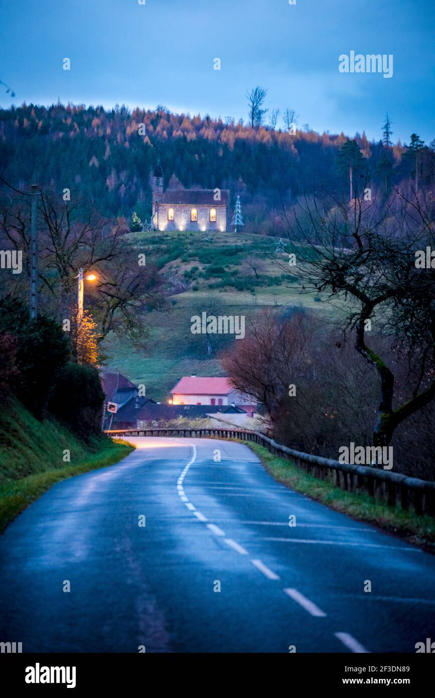 Vue à l'œil de la maison en haut de la colline de la route, soirée bénie, Moselle, France Banque D'Images