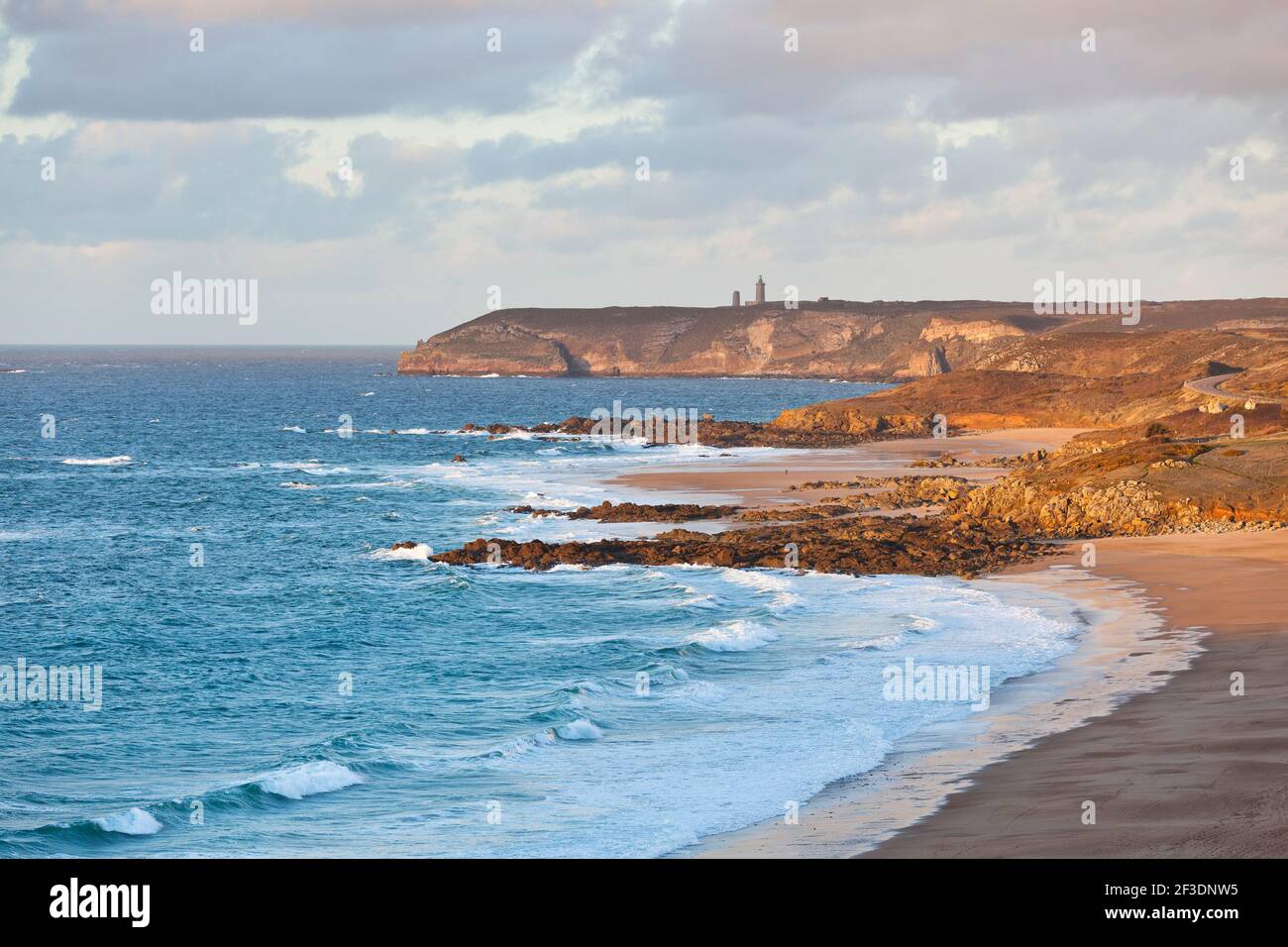 Rocky Coast dans la lumière du soir à Cap Frehel.Coucher de soleil Paysage photo Bretagne, France Banque D'Images