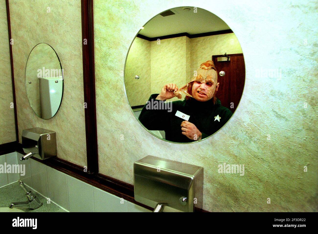 Jonathan Palmer se délaça de son masque de Horlix après son interview pour les guides de visite Star Trek au Musée des Sciences, l'exposition ouvre en septembre. Banque D'Images