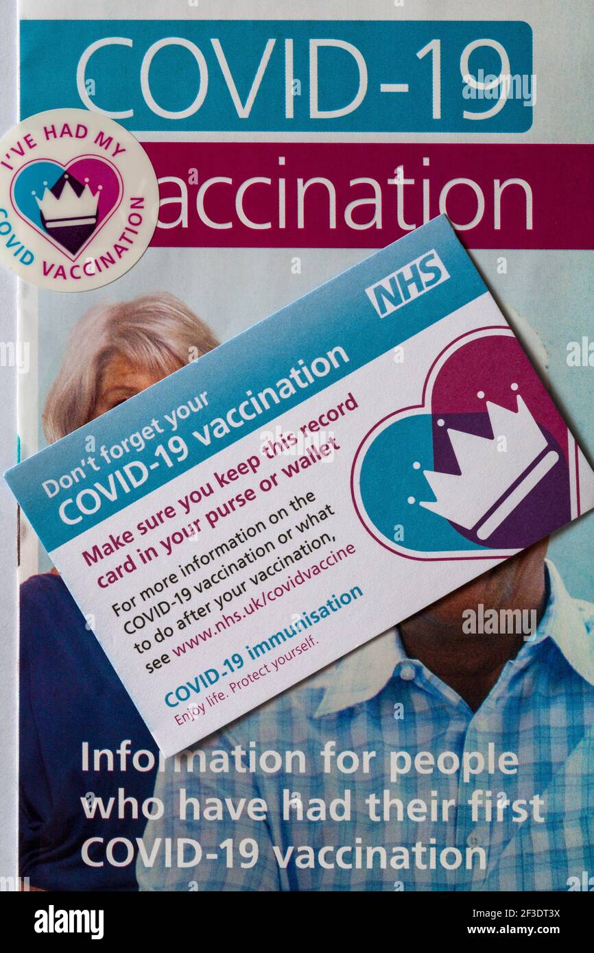 Covid-19 notice de vaccination de NHS avec moi a eu mon Autocollant de vaccination Covid et fiche de vaccination Banque D'Images