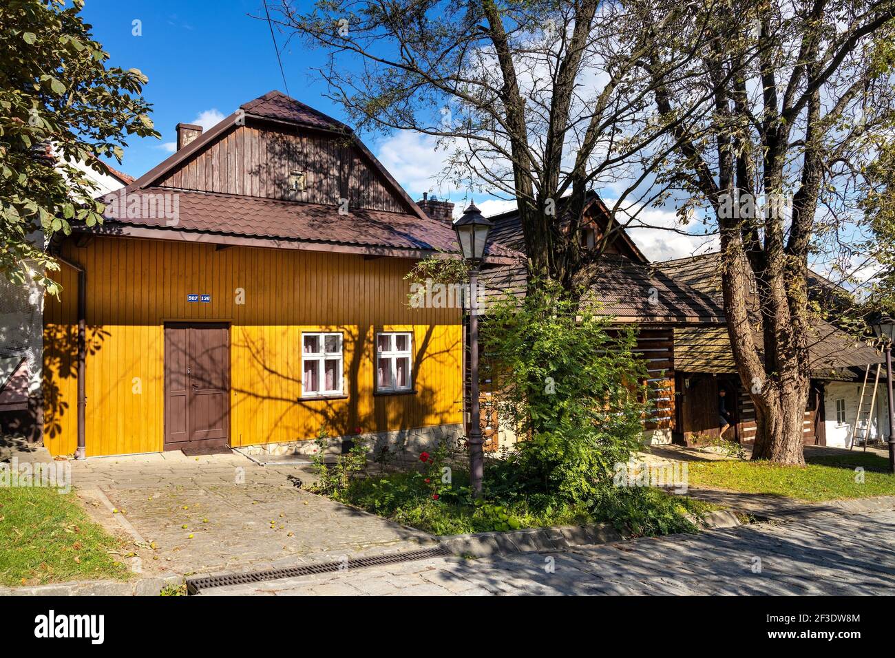 Lanckorona, Pologne - 27 août 2020 : maisons traditionnelles en bois dans la ville historique du musée royal en plein air de Lanckorona, dans la région montagneuse de Lesser Pola Banque D'Images
