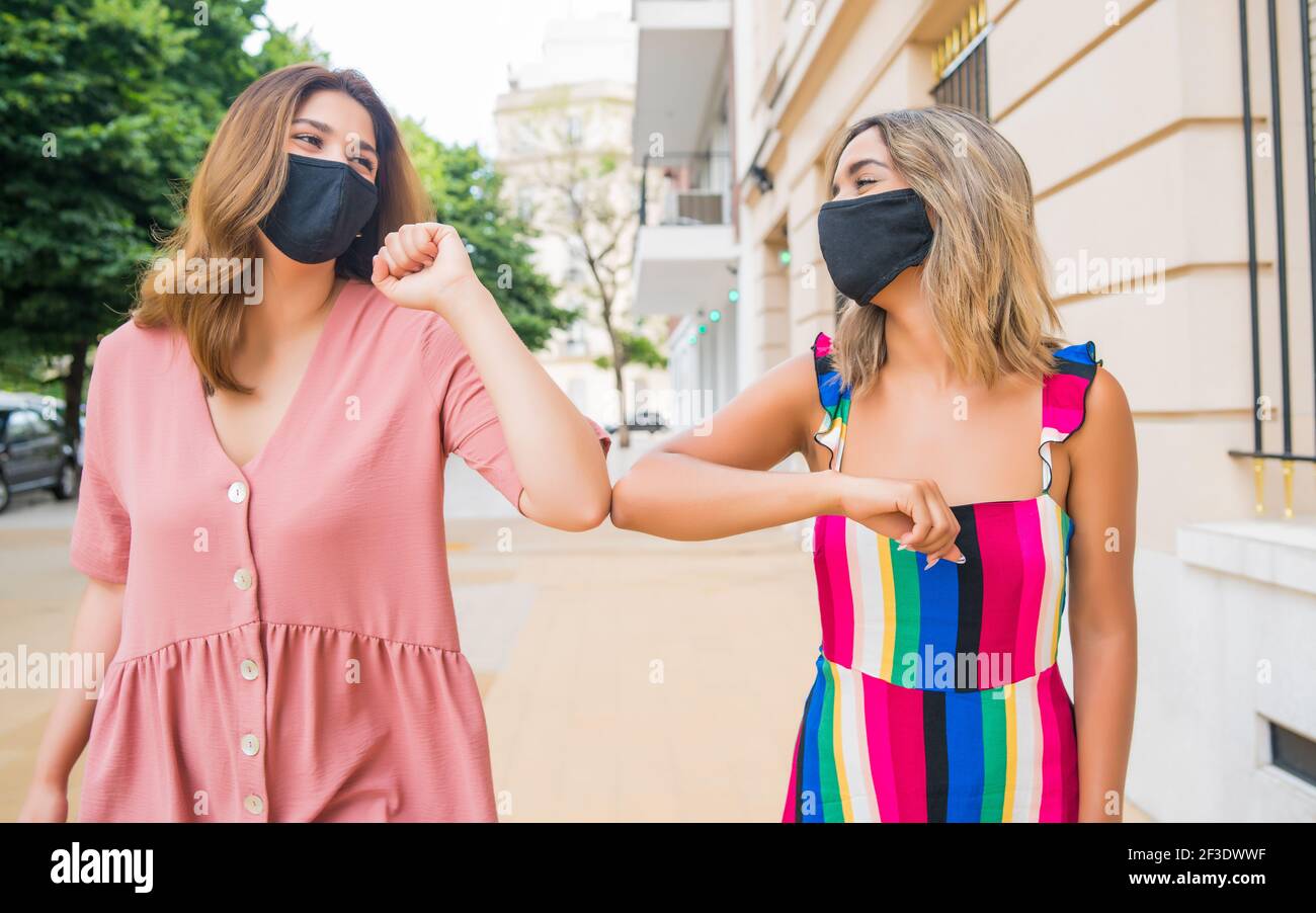 Deux amis se sont cognés les coudes à l'extérieur. Banque D'Images