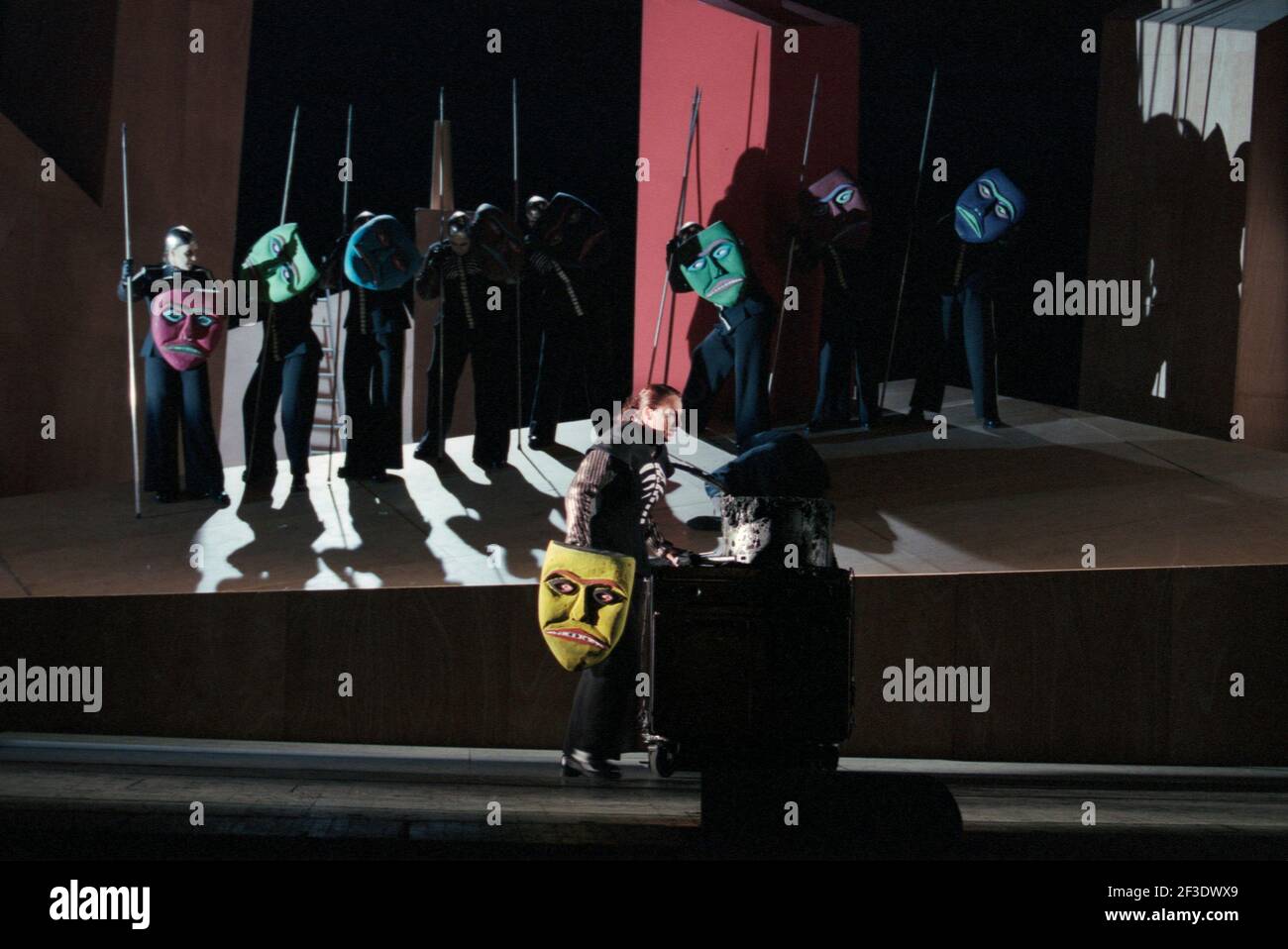 Deborah Polaski (Brunnhilde) avec Valkyries dans DIE tour par Wagner à l'Opéra Royal, Covent Garden, Londres WC2 30/09/1996 chef d'orchestre: Bernard Haitink design: Nigel Lowery éclairage: Pat Collins directeur: Richard Jones Banque D'Images