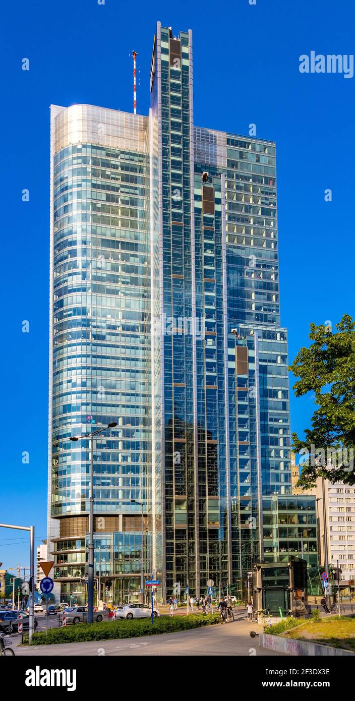 Varsovie, Pologne - 22 mai 2020 : Rondo 1 - Rondo One - gratte-ciel de bureau au cercle de Rondo ONZ dans le quartier des affaires de Srodmiescie à Varsovie Banque D'Images