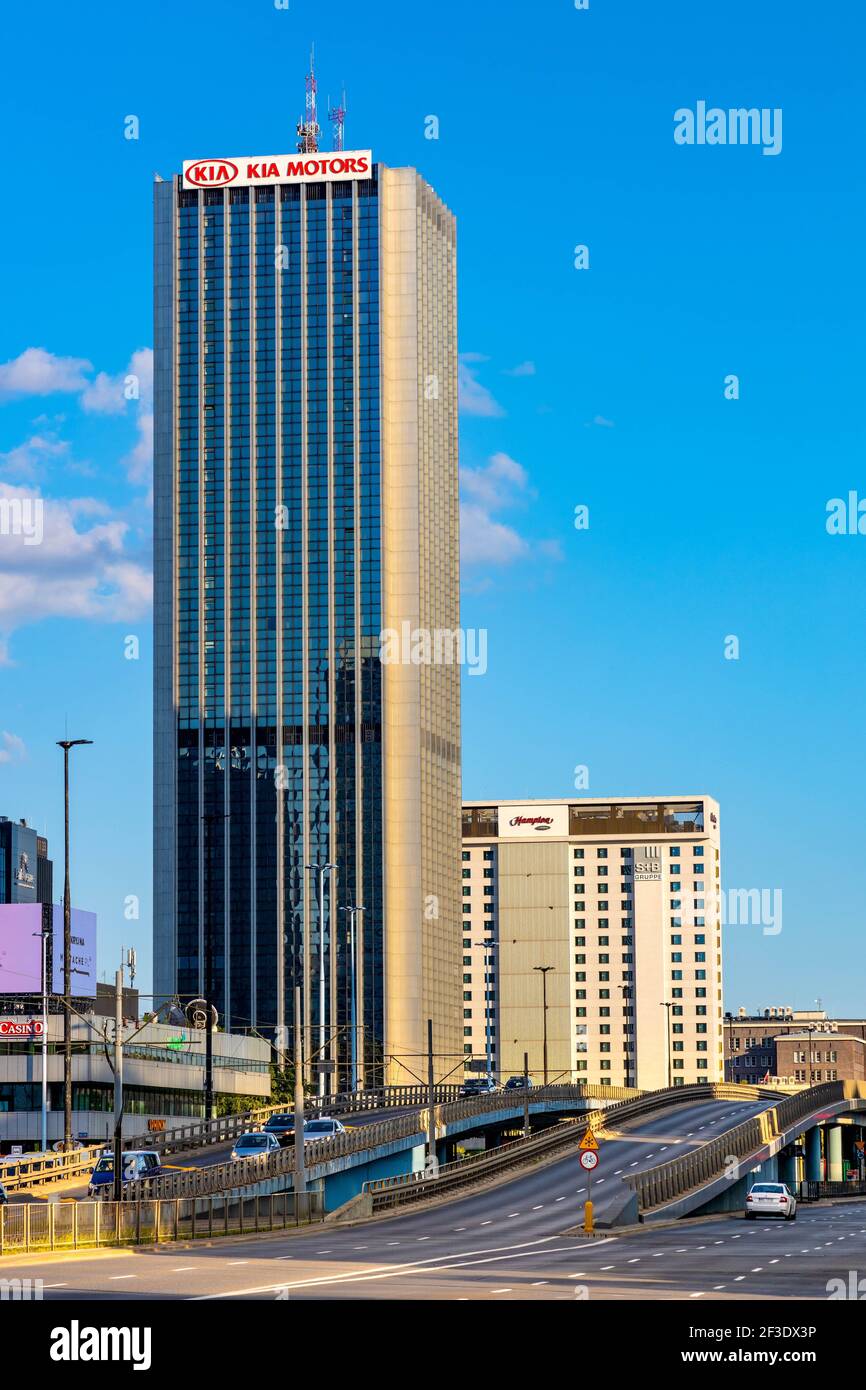 Varsovie, Pologne - 22 mai 2020: Intraco II - Elektrim tour de bureau à Chalubinskiego 8 rue dans le quartier des affaires de Srodmiescie de Varsovie Banque D'Images