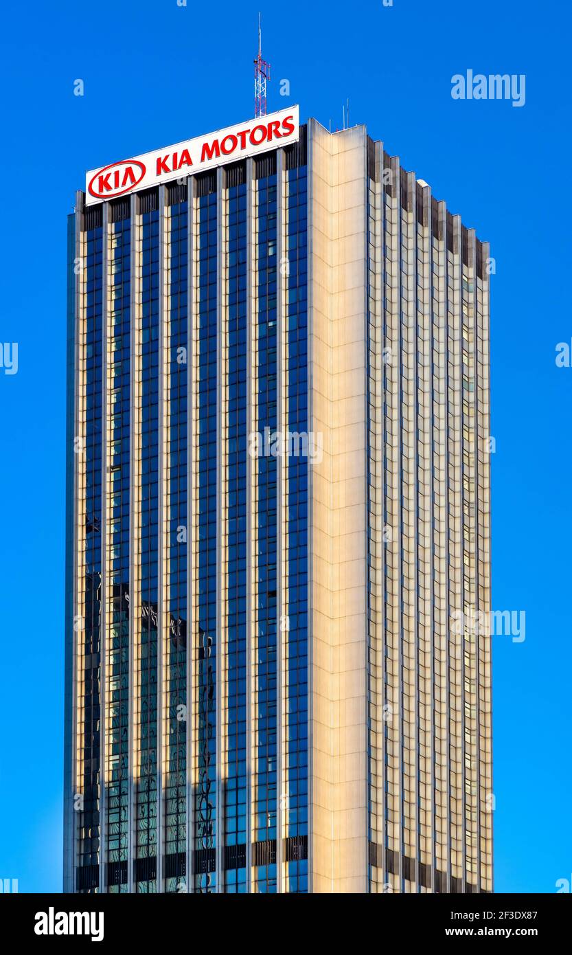 Varsovie, Pologne - 22 mai 2020: Intraco II - Elektrim tour de bureau à Chalubinskiego 8 rue dans le quartier des affaires de Srodmiescie de Varsovie Banque D'Images