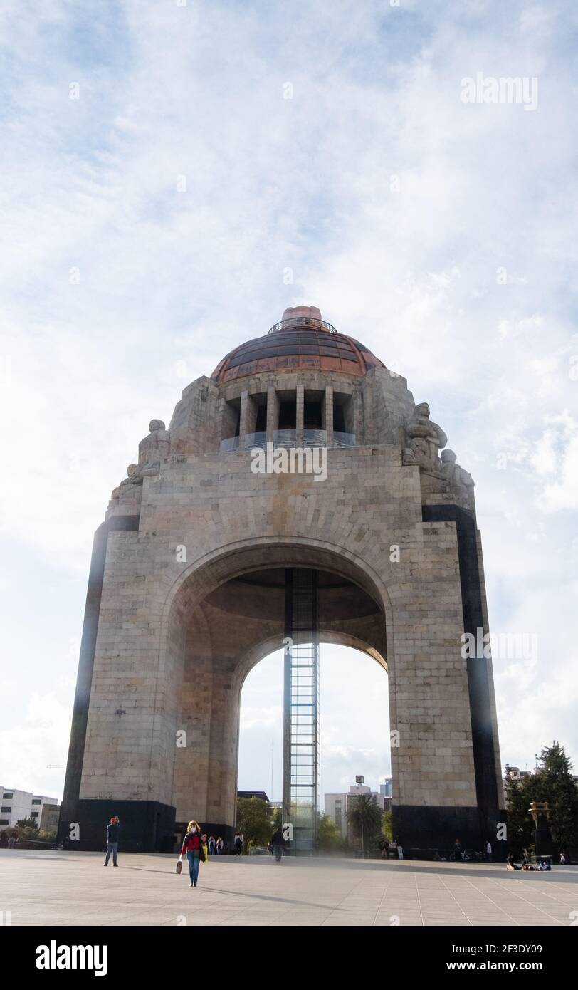Monument A La Revolution De La Place De La Republique Et Moins Un Ciel Nuageux Photo Stock Alamy
