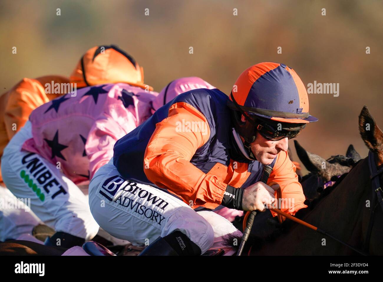 Sean Flanagan à cheval Jeff Kidder sur leur chemin pour gagner l'obstacle de handicap juvénile Bootles pendant la première journée du festival Cheltenham à Cheltenham Racecourse. Date de la photo: Mardi 16 mars 2021. Banque D'Images